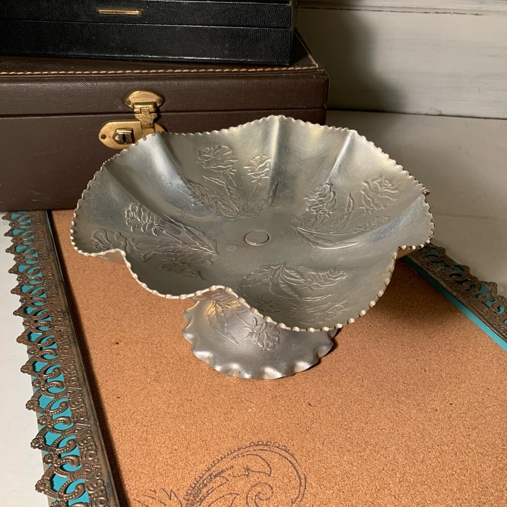 Vintage Thames Aluminum Embossed Tray (B20)
